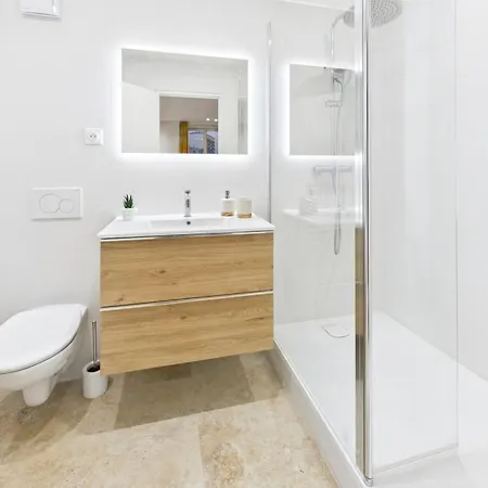 Le Joffre - Next To The Train Station *